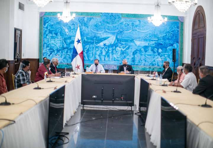 Jubilados de Bocas de Toro entregan lista de peticiones al presidente Cortizo