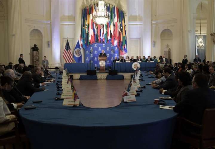 El vicepresidente de EE.UU., Mike Pence (c), habla durante una sesión extraordinaria protocolaria del Consejo Permanente de la Organización de Estados Americanos (OEA) hoy, lunes 7 de mayo de 2018, en Washington (EE.UU.). EFE