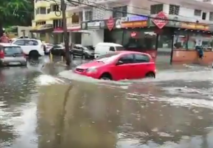 Calles de la ciudad convertidas en "ríos" por fuerte lluvia