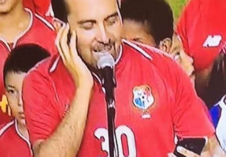 Ricardo Gaitán aclara que no veía la letra del Himno Nacional desde el celular 