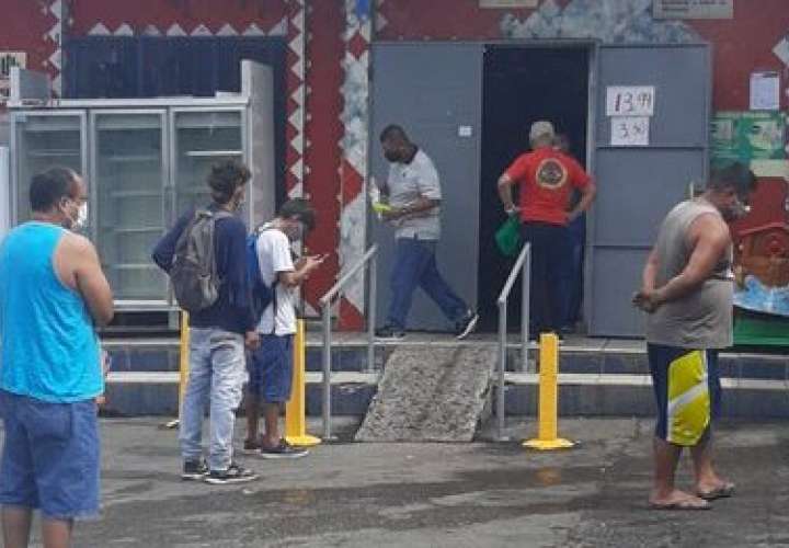 Cierran y sancionan locales en Río Abajo por no acatar cuarentena total