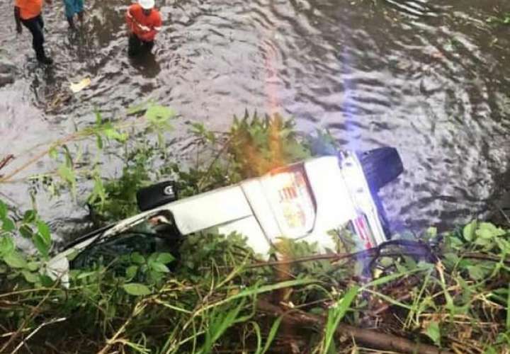 6 muertos y veintena de heridos al caer bus de pasajeros en río