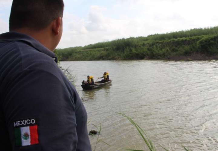 Un rescatista de la Protección Civil mexicana trabaja en la zona donde fueron hallados los cuerpos sin vida de un presunto migrante y su bebé a una orilla del Río Bravo en Matamoros, frontera con EE.UU., en el estado de Tamaulipas (México). EFE