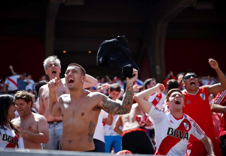 Aficionados de River Plate se hacen sentir en las calles de Madrid. /AP