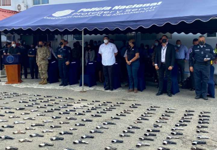 Destruyen  622  armas de fuego y 3,680 municiones en sede policial de Colón