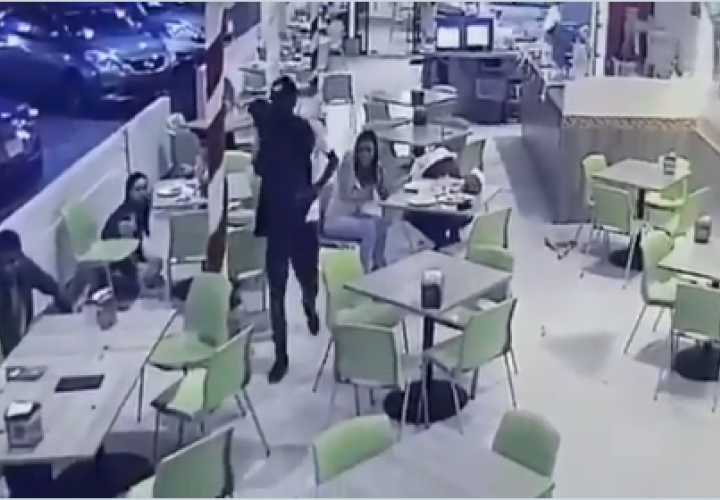 Cae asaltante de restaurante  en El Chorrillo [Videos]