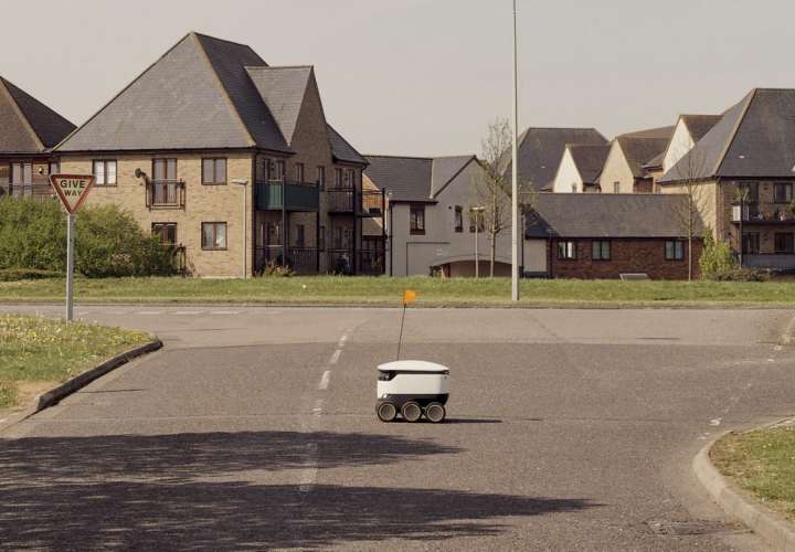 Los robots se toman un pueblo de Londres en medio de la pandemia