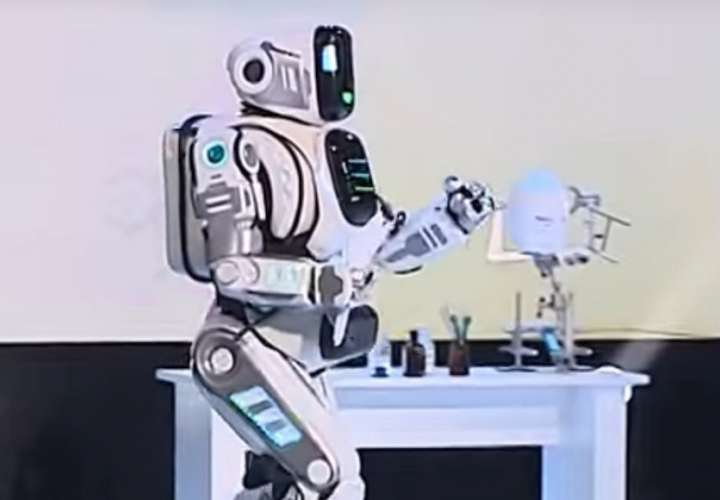 Supuesto robot avanzado presentado en televisión rusa era un hombre disfrazado 