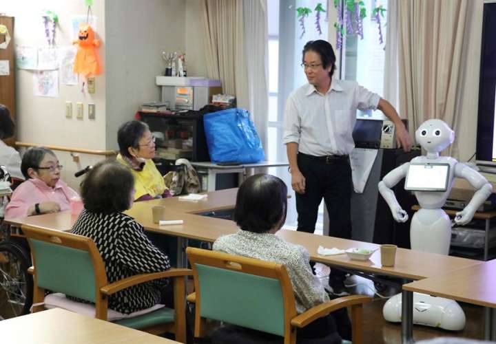 Androides parlantes, camas inteligentes o exoesqueletos que ayudan a caminar son algunos de los robots a prueba en residencias de ancianos de Japón como posible solución a la falta de trabajadores y al apremiante envejecimiento demográfico. EFE