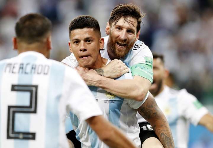 Lionel Messi, Marcos Rojo y Gabriel Mercado celebran el gol de la clasificación./EFE