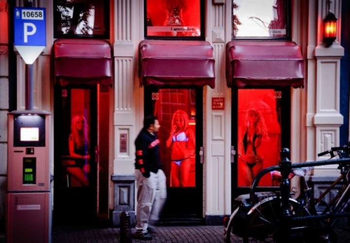 Prostitutas de Ámsterdam se niegan a dejar el conocido Barrio Rojo 
