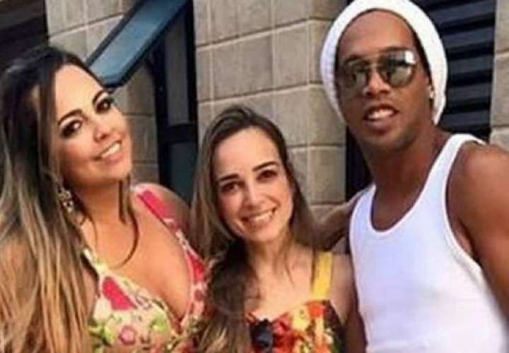 Ronaldinho y su supuesta dos mujeres.