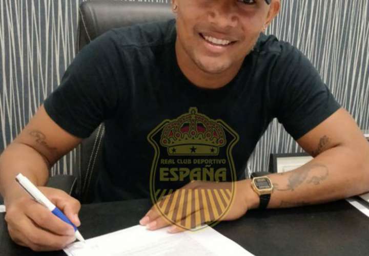 Ronaldo Dinolis al momento de firmar su nuevo contrato con el club Real España. Foto: @rcdespana 
