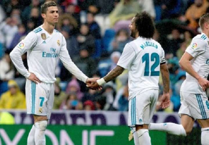 Cristiano Ronaldo besa el balón que Marcelo le ofrece en un partido ante el PSG. Foto: EFE