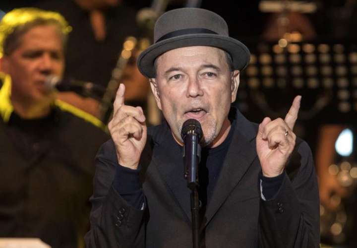 El cantante panameño Rubén Blades, durante el concierto inaugural de la XXIV edición del Festival La Mar de Músicas ofrecido esta noche en el Parque Torres de Cartagena, en Murcia. EFE/Marcial Guillén