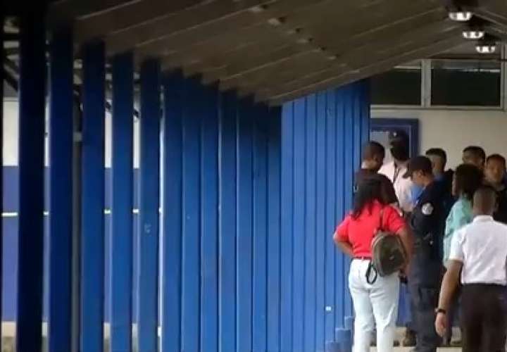 Estudiantes retornan a clases tras homicidio en colegio Rufo Garay