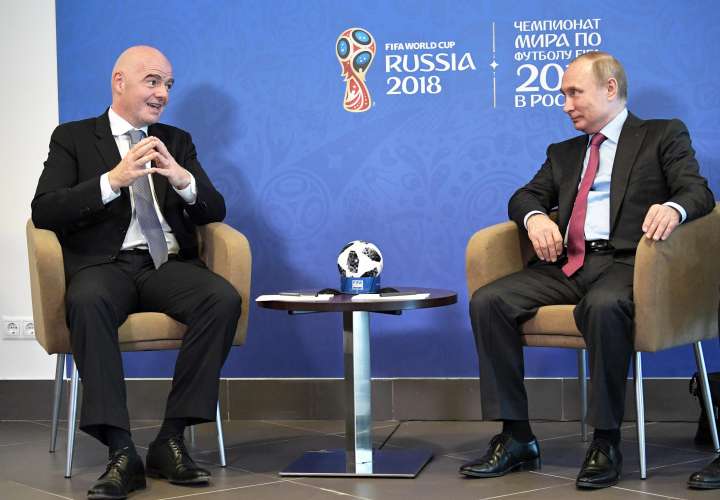 El presidente de Rusia, Vladímir Putin (d), y el presidente de la FIFA, Gianni Infantino (i), participan en una reunión de la Junta Supervisora para la organización del Mundial de Rusia 2018 en Sochi./ EFE