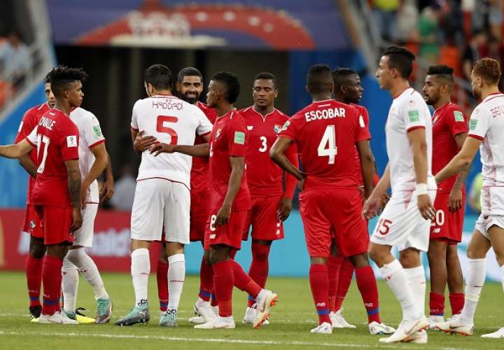 Los jugadores de la selección de Panamá se saludan con los tunecinos tras finalizado el partido. / AP