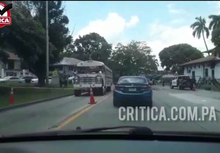 Pasajero muere aplastado por llantas de bus Arraiján-Panamá  [Video]