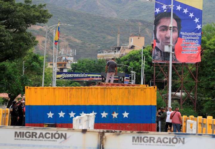 Autoridades caminan junto a uno de los contenedores que impiden el paso fronteriza entre Colombia y Venezuela, hoy, en el puente internacional Simón Bolívar, en San Antonio del Táchira (Venezuela). EFE