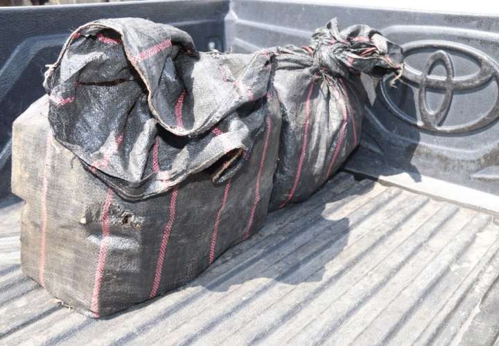  Interceptan lancha con dos bultos de droga en isla Saboga [Video]