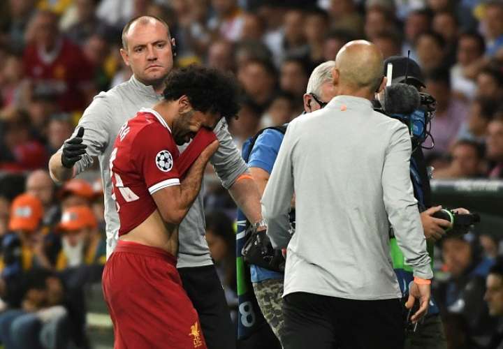 El delantero egipcio, Mohamed Salah (i), se retira lesionado durante la final de la Liga de Campeones./EFE