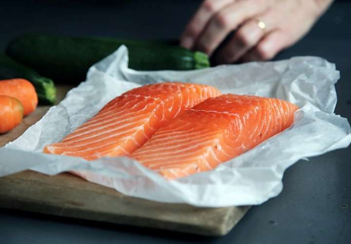 Las grasas omega 3 del salmón son beneficiosas para el cerebro. Foto: EFE