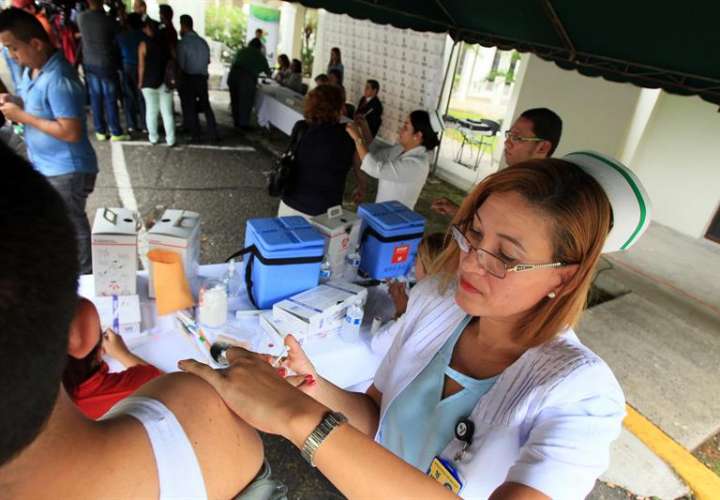 El Gobierno de Panamá indica que anualmente se invierten unos 40 millones de dólares en la adquisición de vacunas, que se aplican de manera gratuita en las instalaciones del Ministerio de Salud (Minsa) y la Caja de Seguro Social (CSS). EFE/Archivo