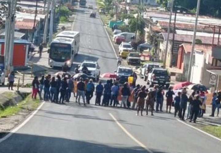 Educadores de escuela San Martín bloquean vía por falta de agua 