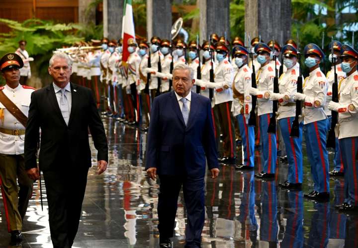  El presidente cubano Miguel Diaz-Canel (i), recibe a su homólogo de México, Andrés Manuel López Obrador (d), en el Palacio de la Revolución, hoy en La Habana (Cuba). 