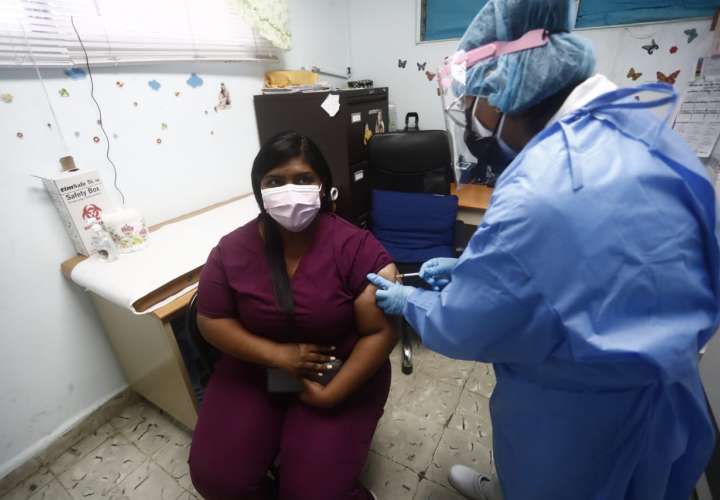 Arranca vacunación contra Covid-19 para personal de salud de San Miguelito