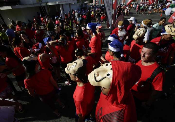 Decenas de personas participan hoy, en una carrera benéfica ambientada en las celebraciones navideñas, en Ciudad de Panamá. EFE