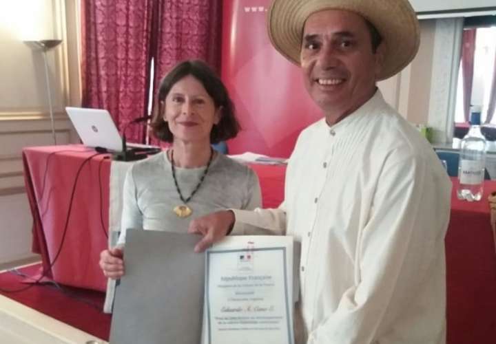 Folclorista panameño recibe condecoración en Francia