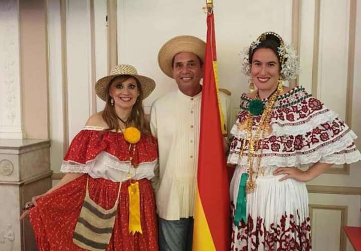 Folclorista panameño recibe condecoración en Francia