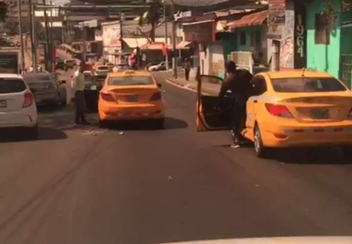 Taxistas se cuadran en plena vía y hasta un bloque se sacan (Video)