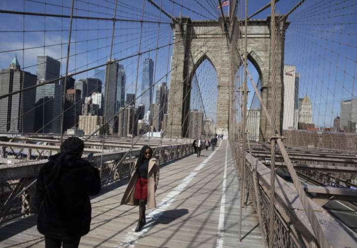 El puente de Brooklyn con muy pocos visitantes / AP