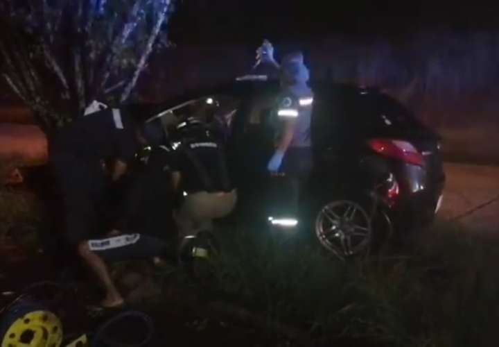 Mujer queda atrapada entre hierros retorcidos de vehículo en Colón