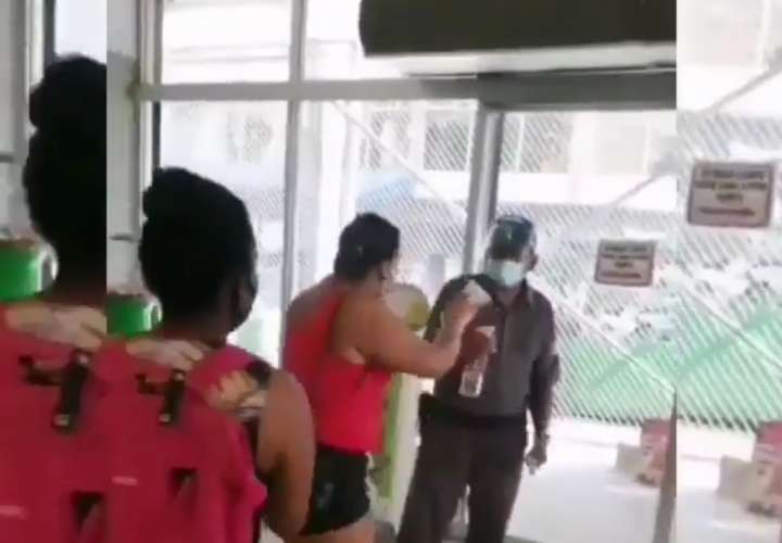 Seguridad de un local en Calidonia se embolilla con una compradora  (Video)