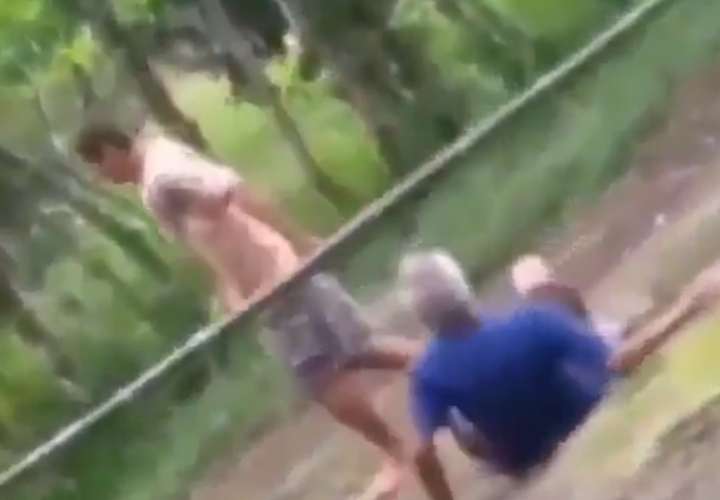 Hombre golpea violentamente con un palo a su padre en Chiriquí (Video)