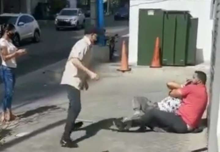 Embolille en la avenida Balboa por supuesto robo a una mujer (Video)