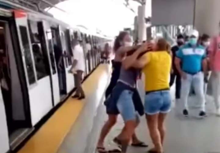 Dos mujeres se quitan las ganas en una estación del Metro (Video)