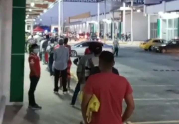 Hombres madrugan y hacen largas filas en los supermercados (Video)
