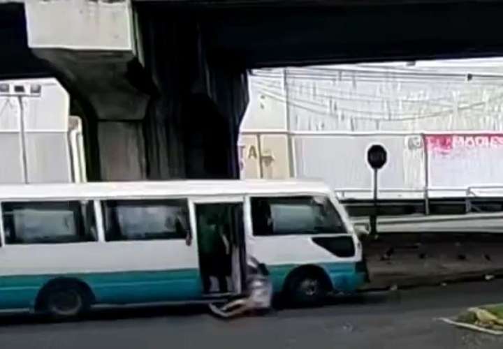 ¡Santo! Mujer cae de un bus en movimiento y queda en el pavimento (Video)
