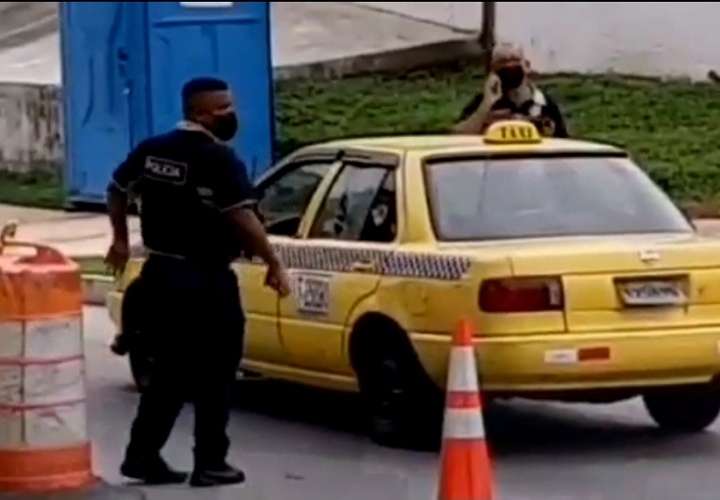 Acribillan al conductor de un taxi en Pueblo Nuevo y salen huyendo (Video)
