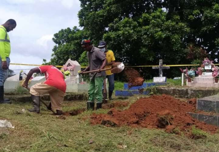 Buscan fosa común en cementerio de Colón; realizan exhumación 