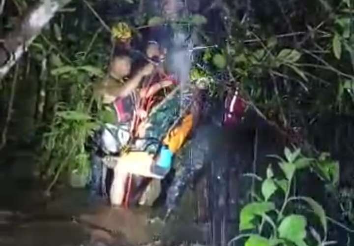 Rescatan dos personas en “El Choclón” en Dolega