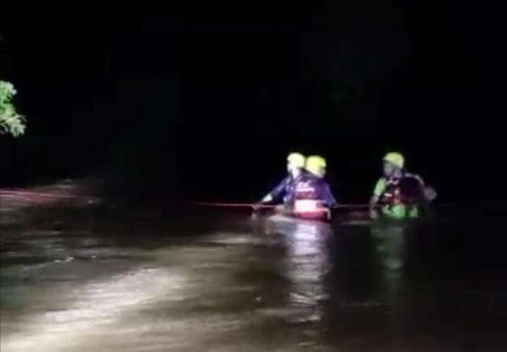 Rescatan a 4 personas atrapadas en río Matarrica
