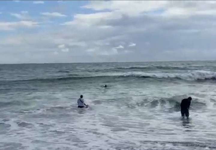 Rescatan sujeto que fue arrastrado por las olas en playa La Barqueta
