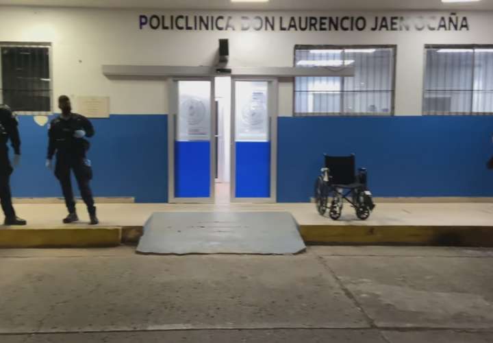 El menor fue ingresado en el hospital donde se recupera de la herida en la pierna. 