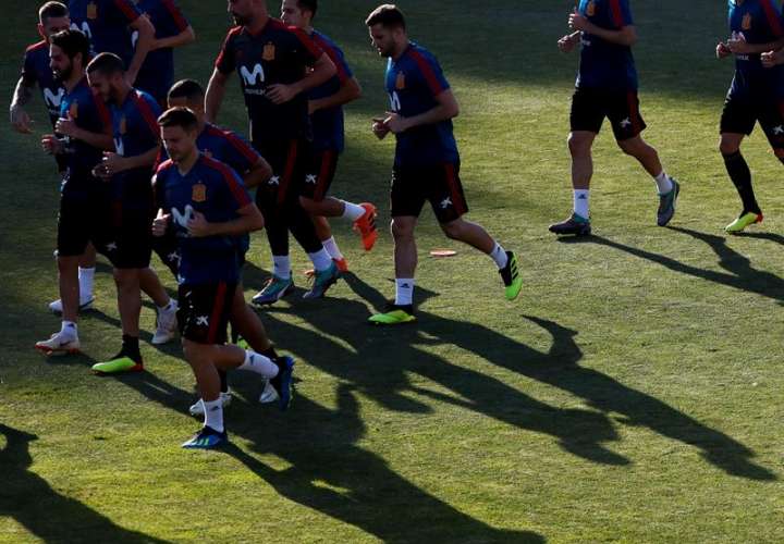 Los jugadores de la selección española de fútbol participan en un entrenamiento del equipo en Krasnodar. Foto EFE